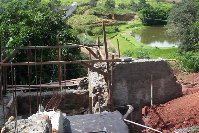 15- Hotel Fazenda - Obra de Arrimo e do Lago ao fundo.jpg